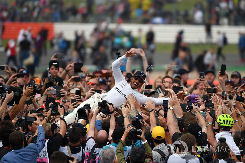 Lewis Hamilton a rajongókkal - Silverstone