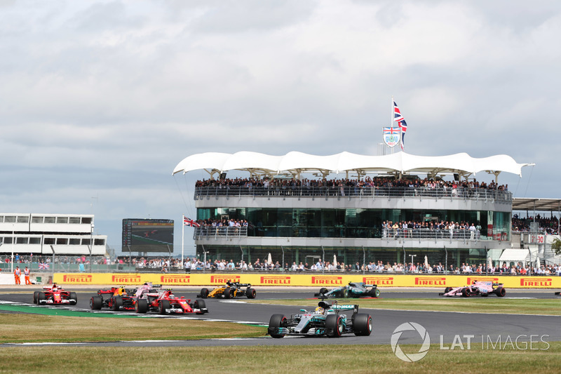 Start action, Lewis Hamilton, Mercedes F1 W08 leads