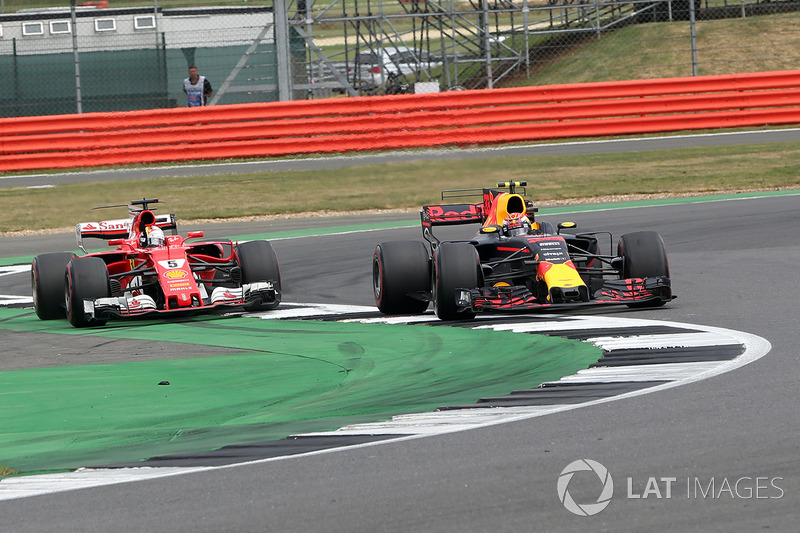 Sebastian Vettel, Ferrari SF70H en batalla con Max Verstappen, Red Bull Racing