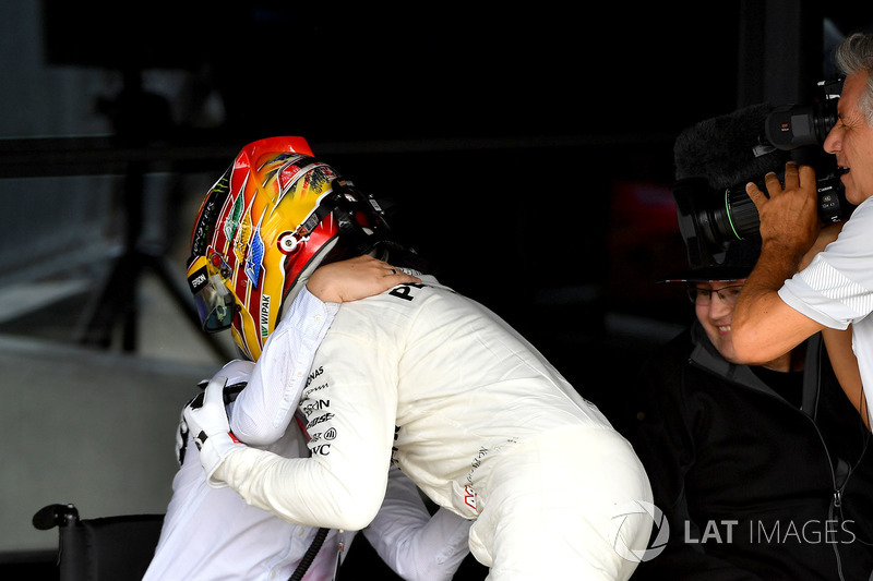 Il vincitore della gara Lewis Hamilton, Mercedes AMG F1 W08 festeggia nel parco chiuso, Billy Monger
