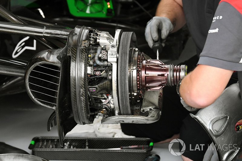 Haas F1 Team VF-17 front brake and wheel hub