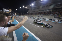 Zielflagge für Sieger Lewis Hamilton, Mercedes AMG F1 W07 Hybrid und den 2, und neuen Weltmeister Ni