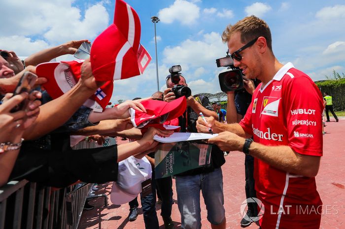 Sebastian Vettel, Ferrari, firma autógrafos para los fans