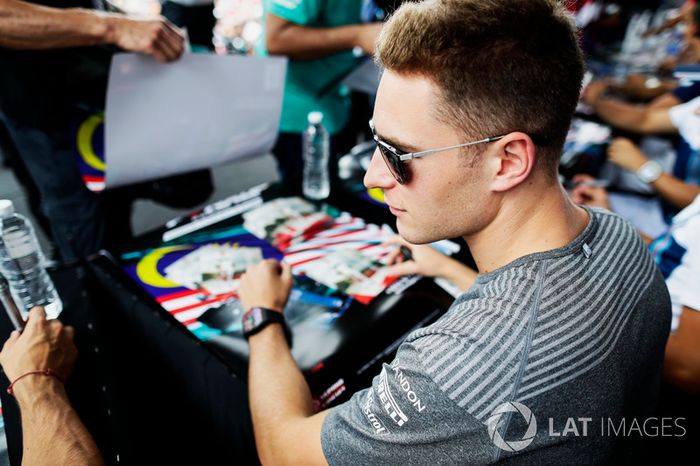 Stoffel Vandoorne, McLaren, firma autógrafos para los aficionados