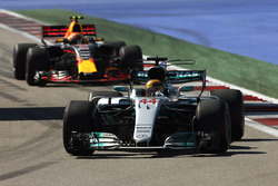 Льюис Хэмилтон, Mercedes AMG F1 W08, и Макс Ферстаппен, Red Bull Racing RB13