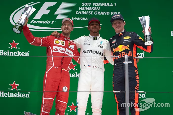 Podio: Sebastian Vettel, Ferrari, Aldo Costa, jefe de ingenieros de Mercedes AMG, Lewis Hamilton, Mercedes AMG y Max Verstappen, Red Bull Racing