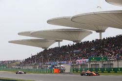 Fernando Alonso, McLaren MCL32 y Sergio Pérez, Force India VJM10