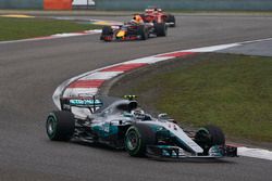 Valtteri Bottas, Mercedes AMG F1 W08, leads Daniel Ricciardo, Red Bull Racing RB13, and Kimi Raikkonen, Ferrari SF70H