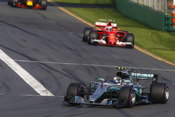 Valtteri Bottas, Mercedes AMG F1 W08, devant Kimi Raikkonen, Ferrari SF70H, et Max Verstappen, Red Bull Racing RB13