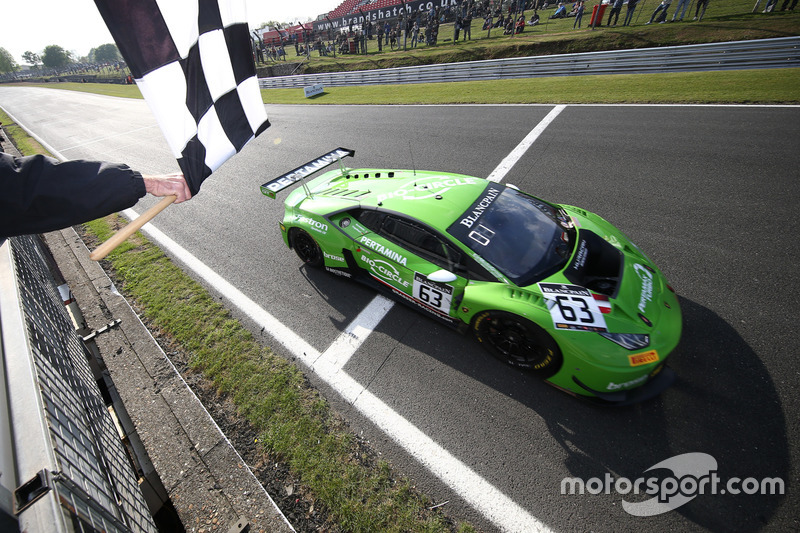 #63 GRT Grasser Racing Team Lamborghini Huracan GT3: Christian Engelhart, Mirko Bortolotti, prende la bandiera a scacchi
