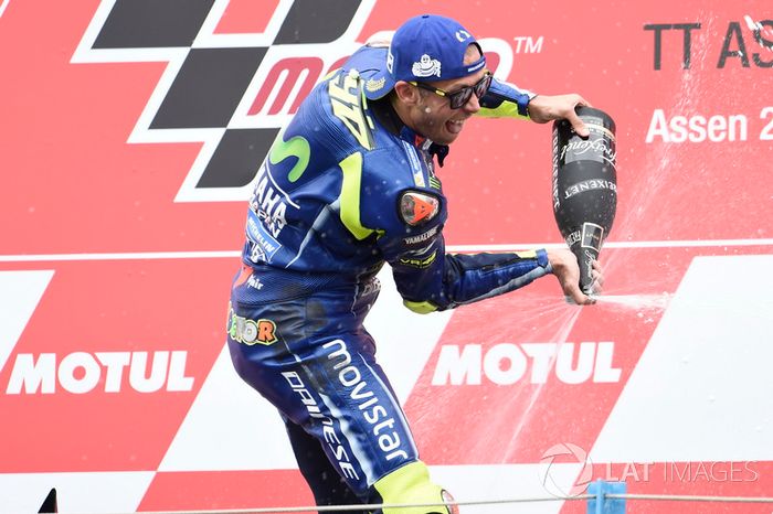Podio: Ganador de la carrera Valentino Rossi, Yamaha Factory Racing