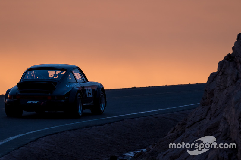 #19 Porsche 911 SC 3.0l Gr4: Лорі Мені