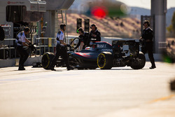 Fernando Alonso, McLaren MP4-31 in the pits