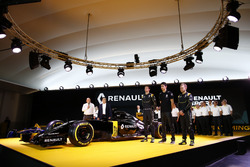 Pilotos de Renault F1 Jolyon Palmer, Kevin Magnussen y Esteban Ocon, Renault F1 piloto de pruebas co