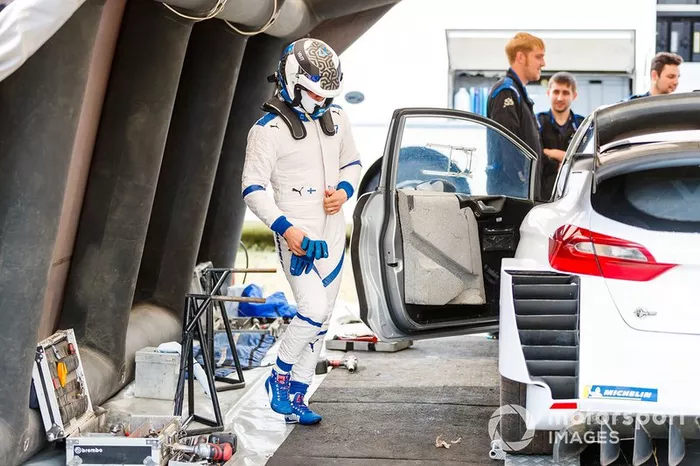 Valtteri Bottas prova la Ford Fiesta WRC del team M-Sport