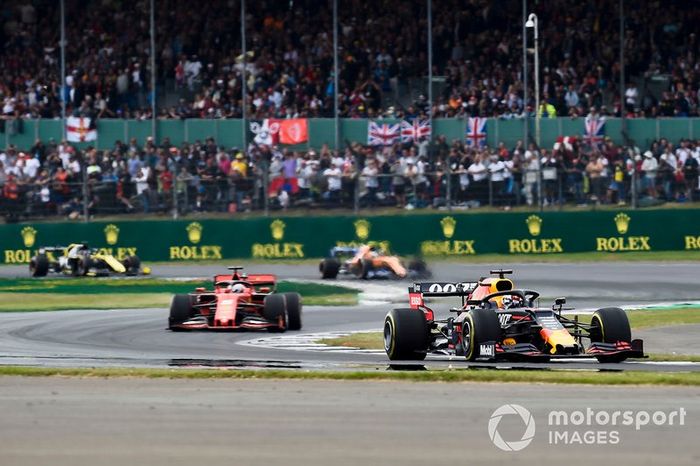 Max Verstappen, Red Bull Racing RB15, lidera Sebastian Vettel, Ferrari SF90