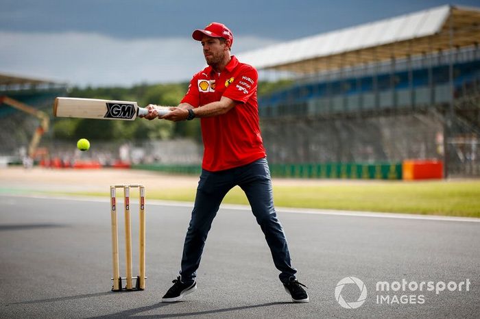 Sebastian Vettel, Ferrari, jugando a cricket 