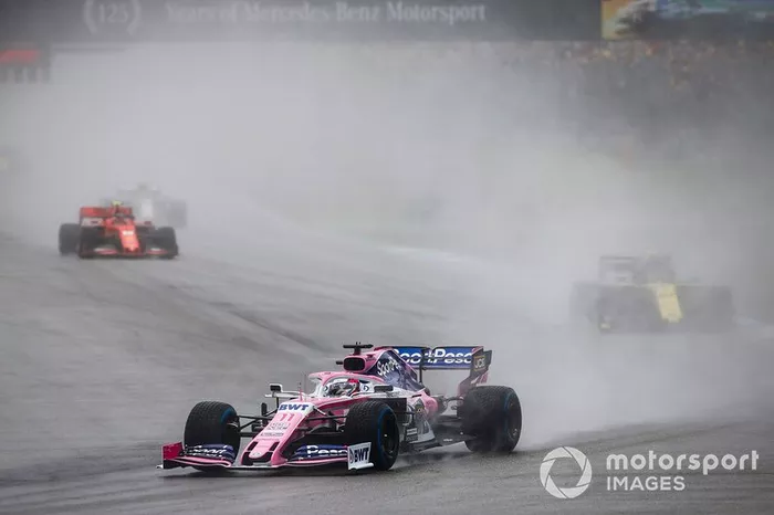 Logo na segunda volta, o primeiro safety car: Sergio Pérez rodou e bateu com a Racing Point, prenunciando outros acidentes