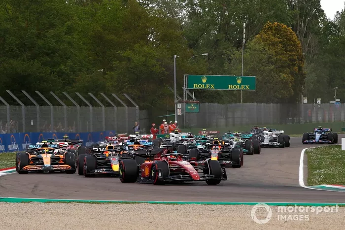 Charles Leclerc, Ferrari F1-75, Max Verstappen, Red Bull Racing RB18, Lando Norris, McLaren MCL36, Sergio Pérez, Red Bull Racing RB18, en la salida