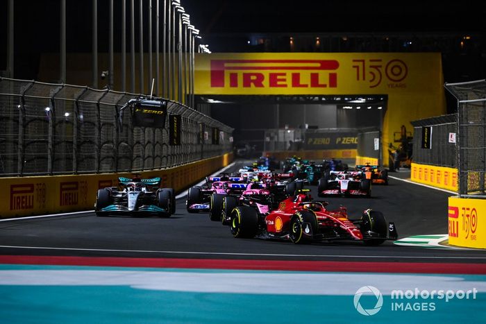 Carlos Sainz Jr., Ferrari F1-75, Esteban Ocon, Alpine A522, George Russell, Mercedes W13, y el resto de la parrilla