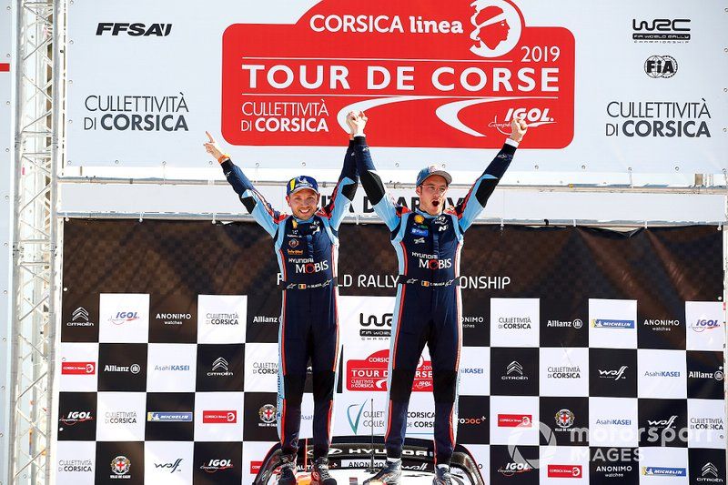 Podio: Thierry Neuville, Nicolas Gilsoul, Hyundai Motorsport Hyundai i20 Coupe WRC