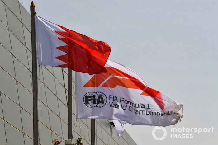 Las banderas de la FIA Fórmula 1 y Bahrein