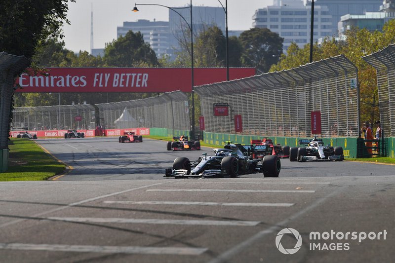 Valtteri Bottas, Mercedes AMG W10, precede Lewis Hamilton, Mercedes AMG F1 W10, Sebastian Vettel, Ferrari SF90, Max Verstappen, Red Bull Racing RB15, e Charles Leclerc, Ferrari SF90