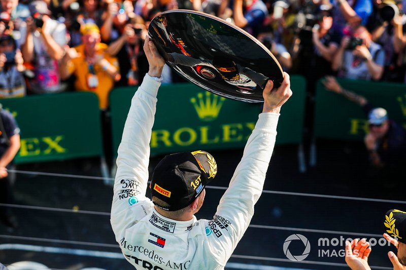 Валттери Боттас, Mercedes AMG F1, первое место, на подиуме с наградой