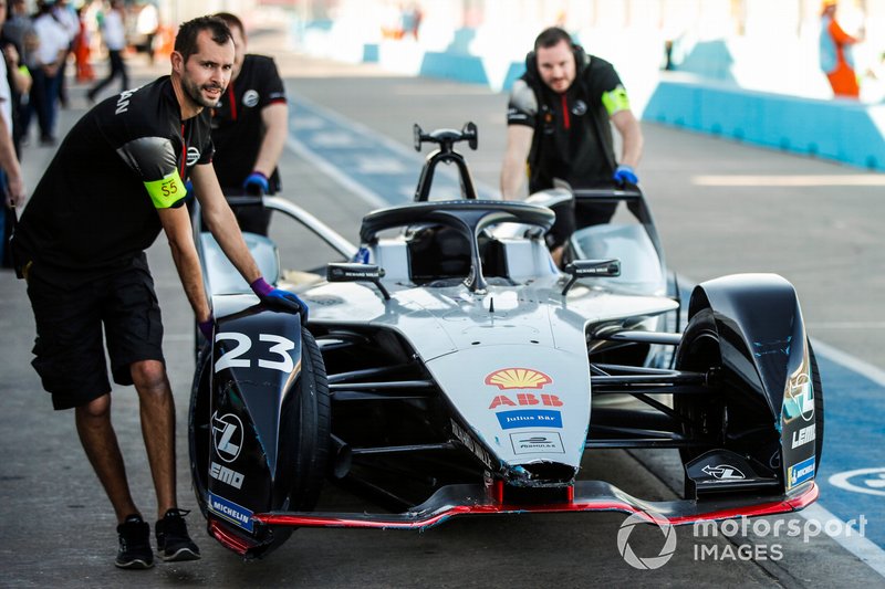 Car of Sébastien Buemi, Nissan e.Dams, Nissan IMO1, pushed back to the garage by the team after hitting the wall