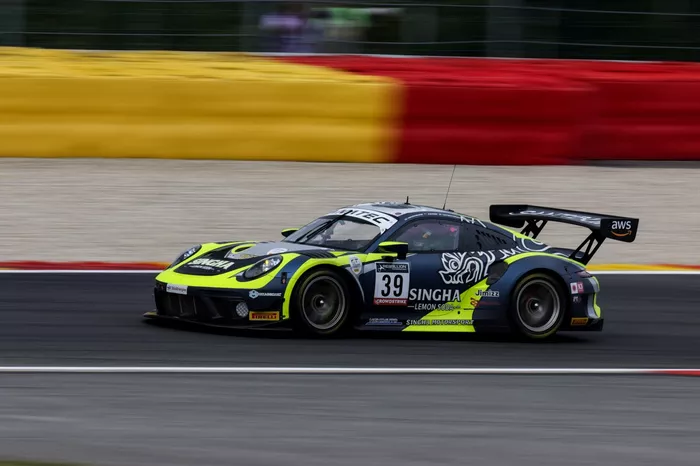 #39 Singha Racing Team TP 12 Porsche 911 GT3-R: Piti Bhirombhakdi, Christophe Hamon, Tanart Sathienthirakul, Earl Bamber