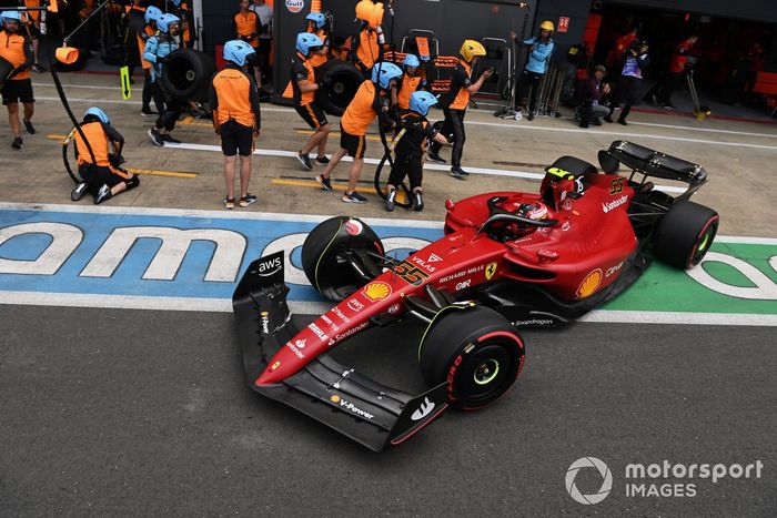 Carlos Sainz, Ferrari F1-75, sale del garaje