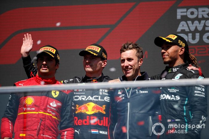 Podio: segundo lugar Carlos Sainz, Ferrari, ganador Max Verstappen, Red Bull Racing, tercer lugar Lewis Hamilton, Mercedes-AMG