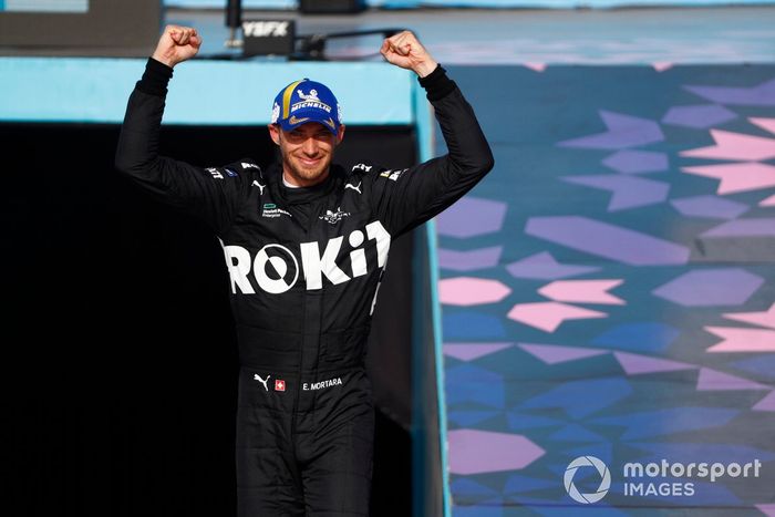 El ganador de la carrera, Edoardo Mortara, Venturi Racing, celebra en el podio