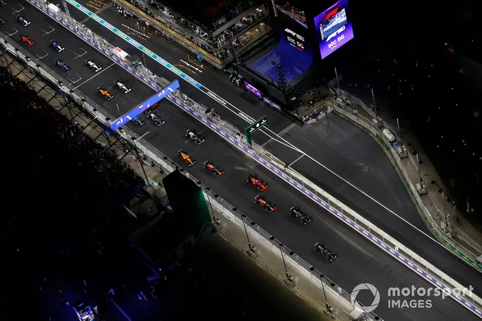 Lewis Hamilton, Mercedes W12, Valtteri Bottas, Mercedes W12, Max Verstappen, Red Bull Racing RB16B, y el resto de la parrilla en la salida