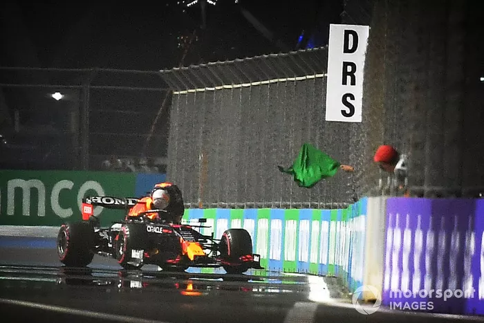 Max Verstappen, Red Bull Racing RB16B, se baja de su coche tras chocar en la última vuelta de la Q3