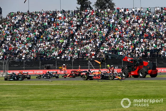 Max Verstappen, Red Bull Racing RB16B, Lewis Hamilton, Mercedes W12, Sergio Pérez, Red Bull Racing RB16B, y el resto de participantes