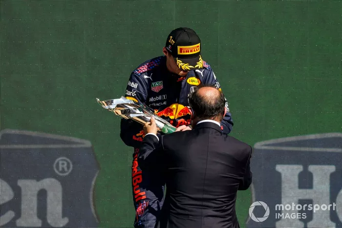 Podio: ganador Max Verstappen, Red Bull Racing recibe su trofeo de manos de Etienne Strijp