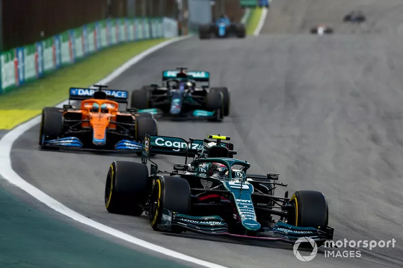 Sebastian Vettel, Aston Martin AMR21, Daniel Ricciardo, McLaren MCL35M, e Lewis Hamilton, Mercedes W12