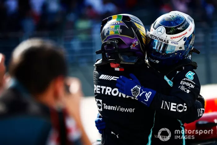 Ganador Lewis Hamilton, Mercedes, celebra en Parc Ferme con el tercer lugar  Valtteri Bottas, Mercedes