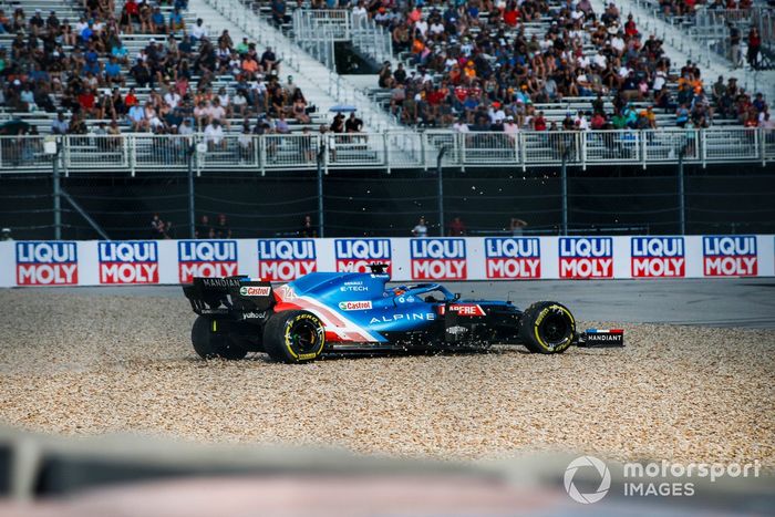 Fernando Alonso, Alpine A521, en la grava