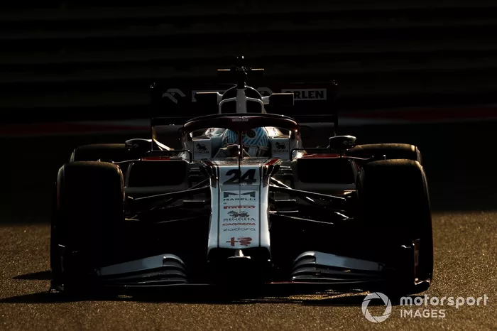 Guanyu Zhou, Alfa Romeo Racing C39 adaptado (muleto) con los Pirelli de 18 pulgadas 