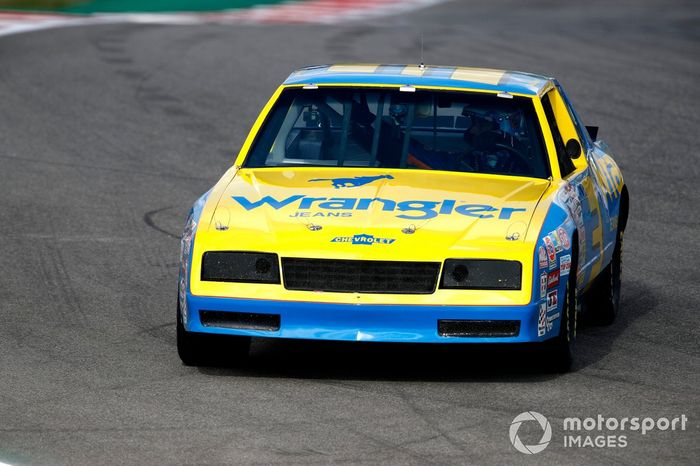 Daniel Ricciardo, McLaren, en el coche de Dale Earnhardt Wrangler Chevrolet Monte Carlo NASCAR de 1984
