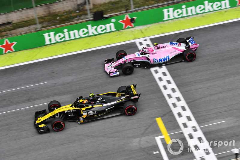 Esteban Ocon, Racing Point Force India VJM11 and Carlos Sainz Jr, Renault Sport F1 Team R.S. 18 battle