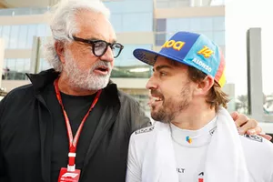 Fernando Alonso, McLaren, con Flavio Briatore, in griglia di partenza