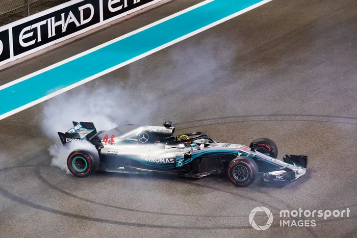 Lewis Hamilton, Mercedes-AMG F1 W09 hace donuts al final