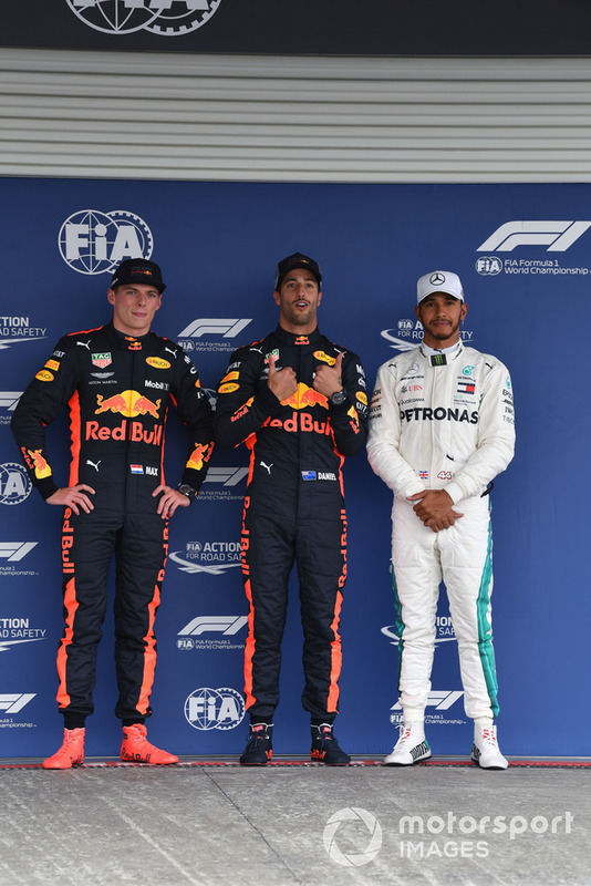 (Da sx a dx): Max Verstappen, Red Bull Racing, Daniel Ricciardo, Red Bull Racing e Lewis Hamilton, Mercedes AMG F1, festeggiano nel parco chiuso