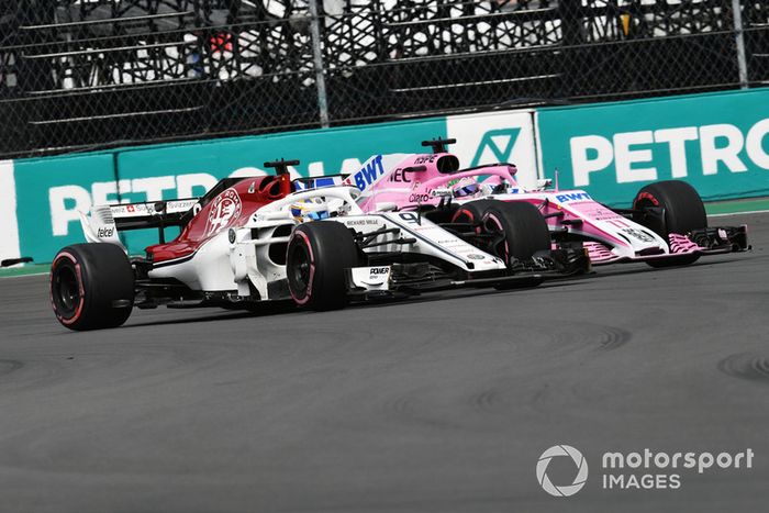 Marcus Ericsson, Sauber C37 y Sergio Perez, Racing Point Force India VJM11 