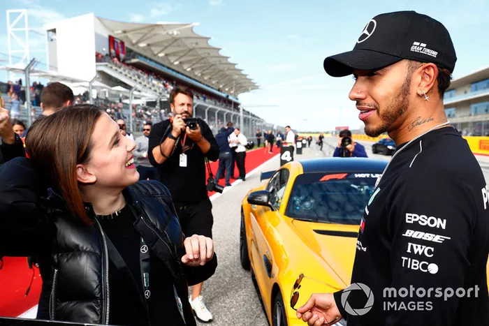 La actriz y modelo Millie Bobby Brown consigue un viaje de HotLaps con Lewis Hamilton, Mercedes AMG F1