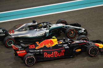 Lewis Hamilton, Mercedes-AMG F1 W09 met Max Verstappen, Red Bull Racing RB14
