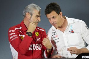 Maurizio Arrivabene, Team Principal, Ferrari, e Toto Wolff, Direttore esecutivo (Business), Mercedes AMG, durante la conferenza stampa dei team principal